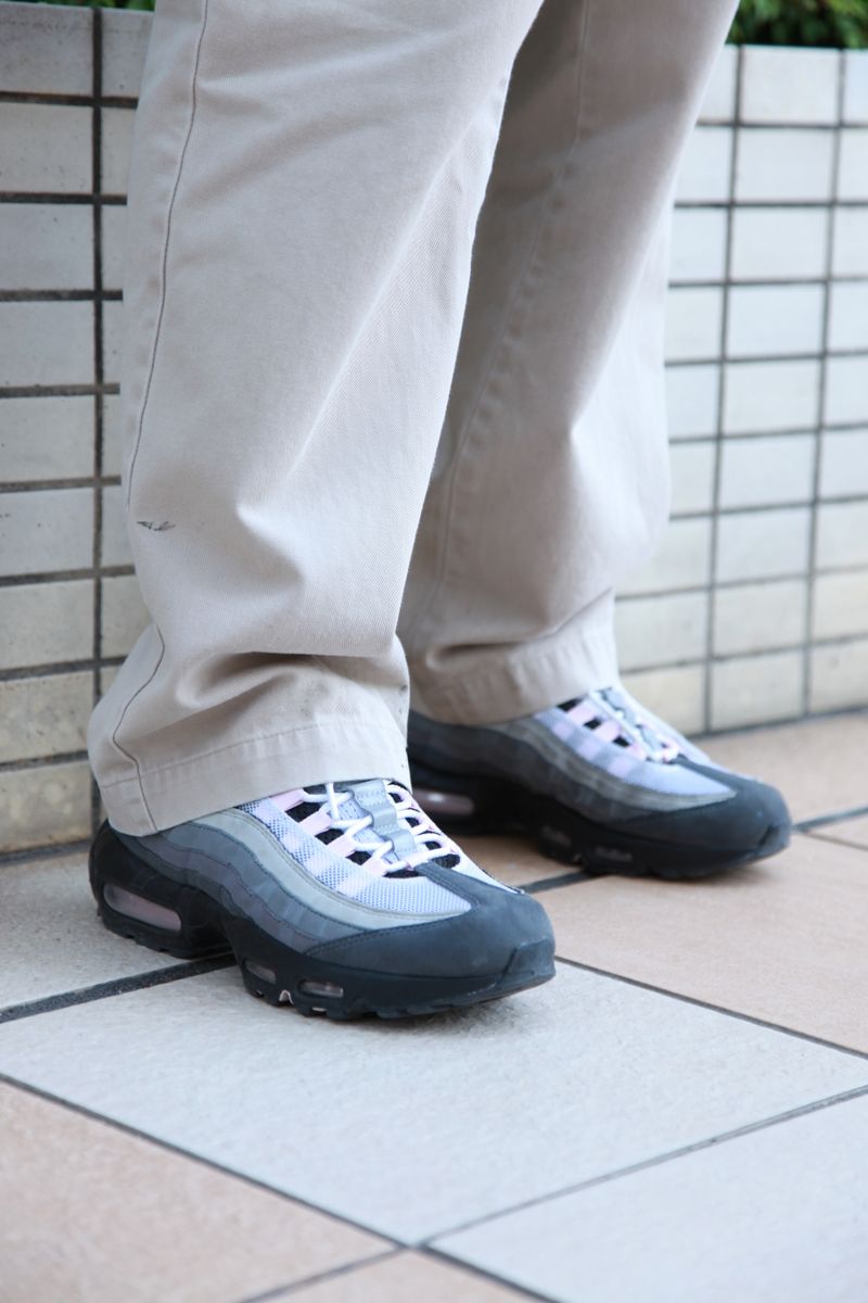 「チラ黒」がホワイトコーデを引き立てる 佐々木京平 6枚目の写真