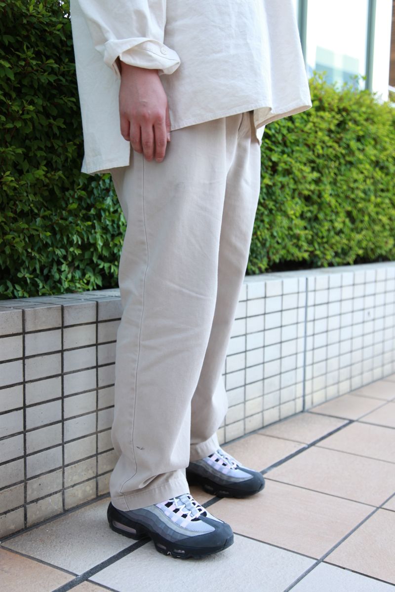 「チラ黒」がホワイトコーデを引き立てる 佐々木京平 5枚目の写真