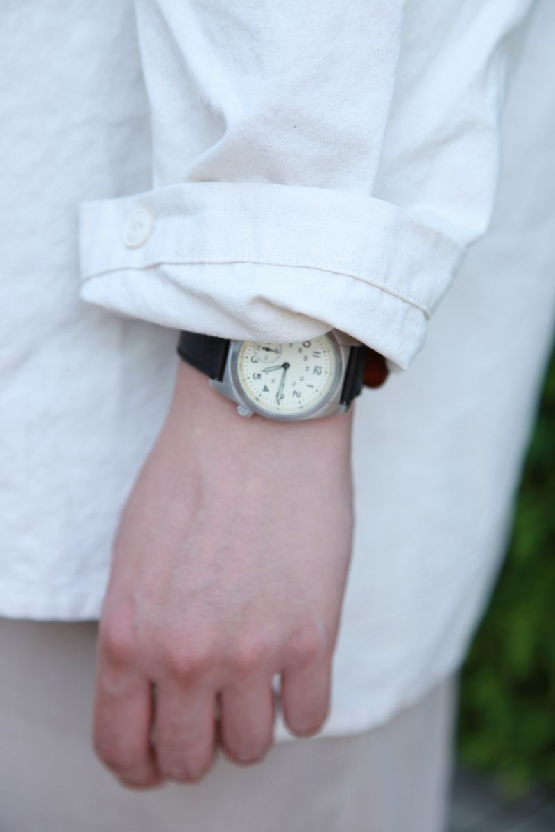 「チラ黒」がホワイトコーデを引き立てる 佐々木京平 4枚目の写真