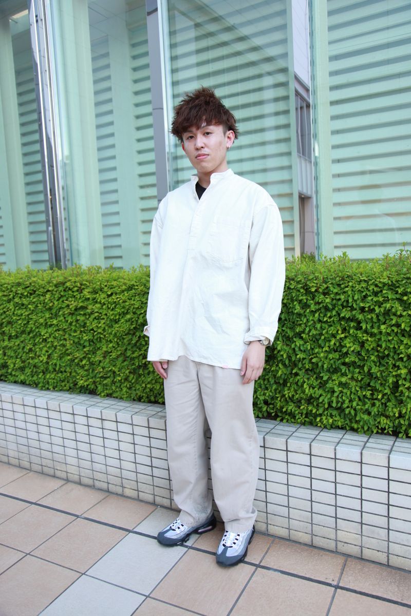 「チラ黒」がホワイトコーデを引き立てる 佐々木京平