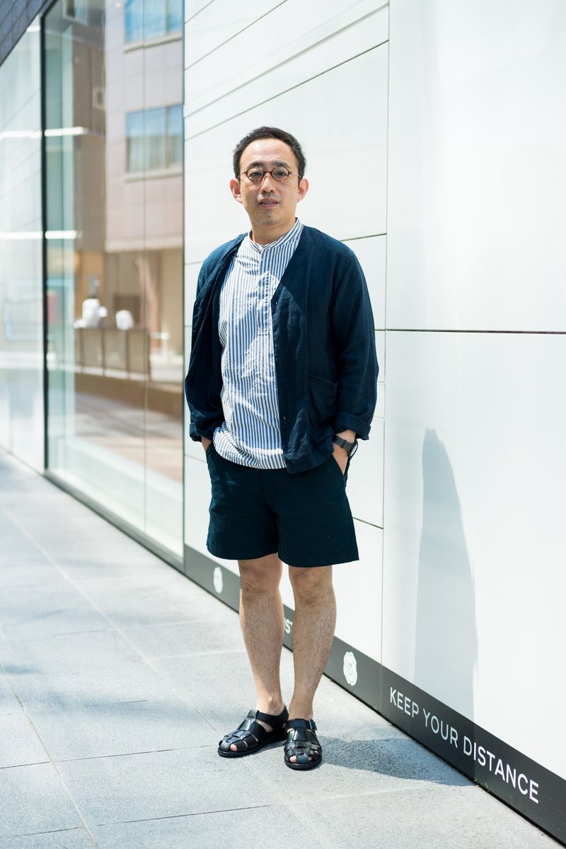 春が叶えた、カーディガンとサンダルの組み合わせ 泉 俊介