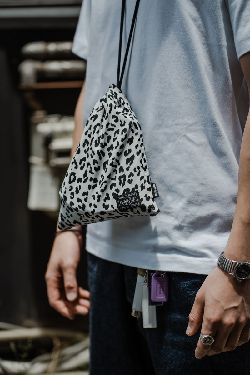 爽やかなアメカジ姿にレオパード柄の小物が◎ 福本大晟 4枚目の写真