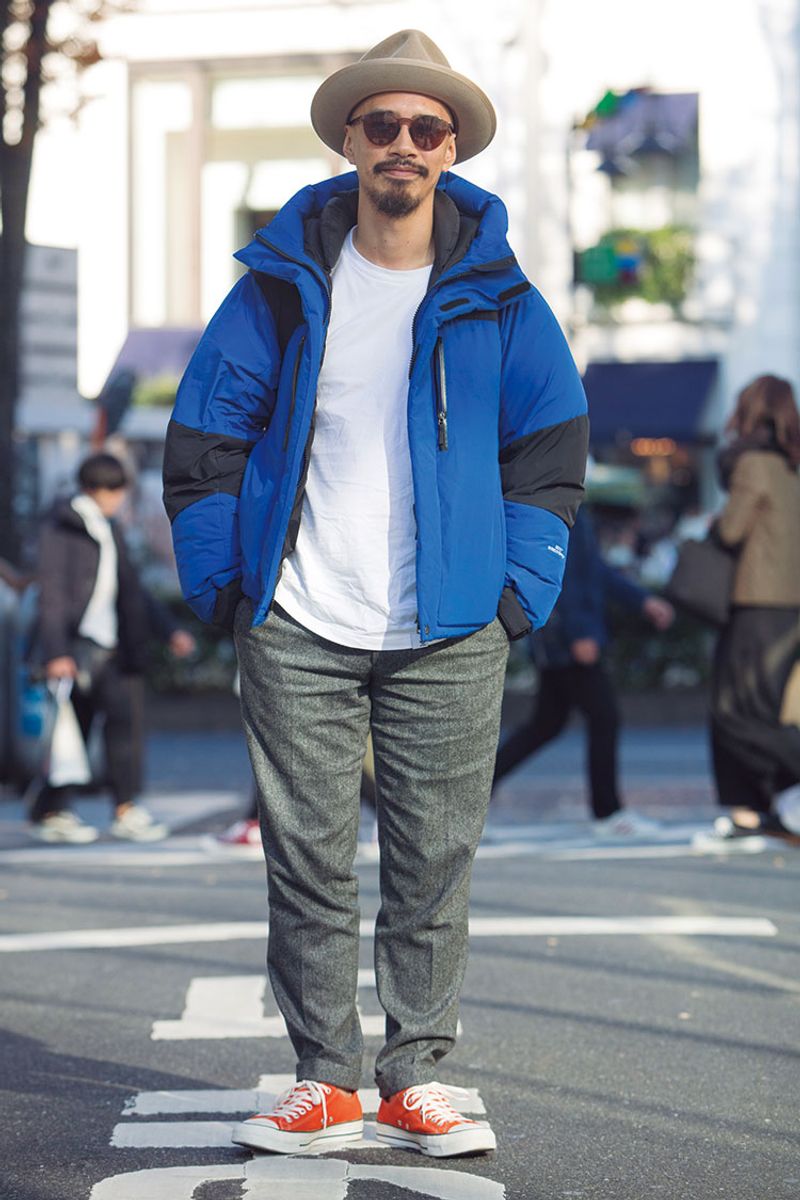 アウトドアダウン×スラックスという発想。“異文化”をMIXしたユニークスタイル 北村憲大郎