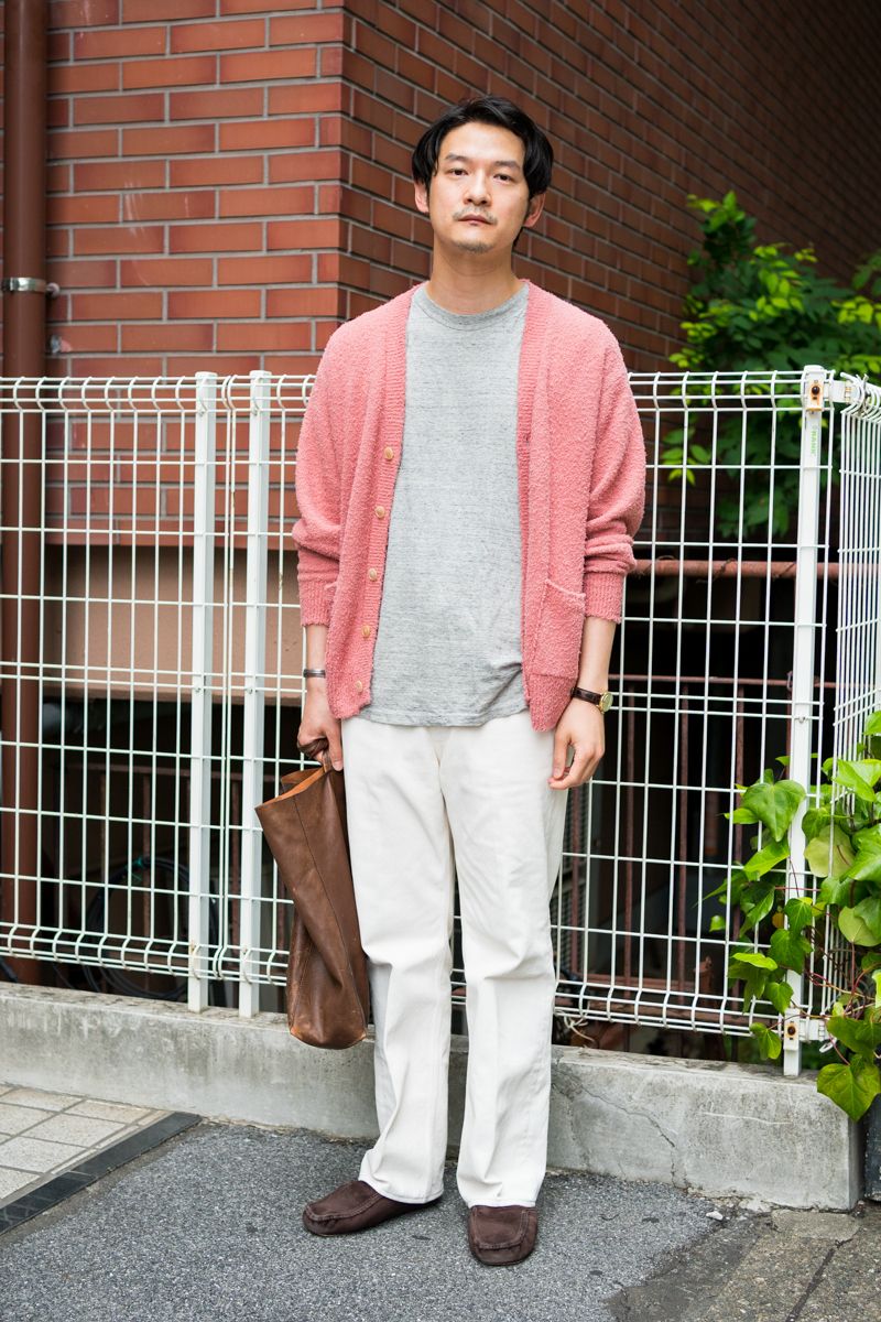 カーディガン、カットソー、パンツ、シューズ=すべてオーラリ バッグ=セリーヌ バングル=レナプロテロ アイウェア/腕時計=オメガ