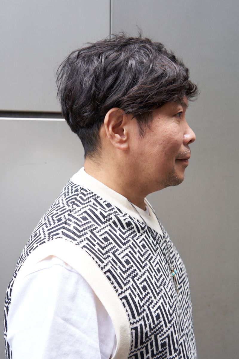 シンプルイズベストなコーデに追いベスト 藤原吉章 4枚目の写真