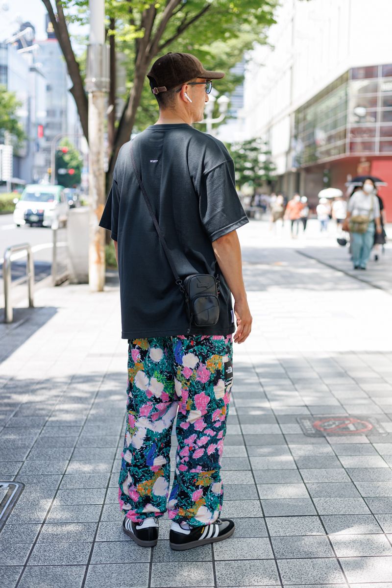 お手本にしたい花柄パンツのスタイリング a 3枚目の写真