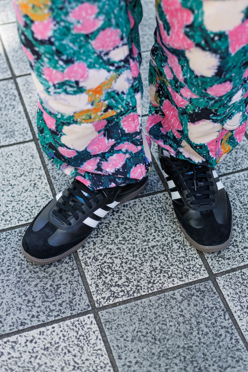 お手本にしたい花柄パンツのスタイリング a 6枚目の写真