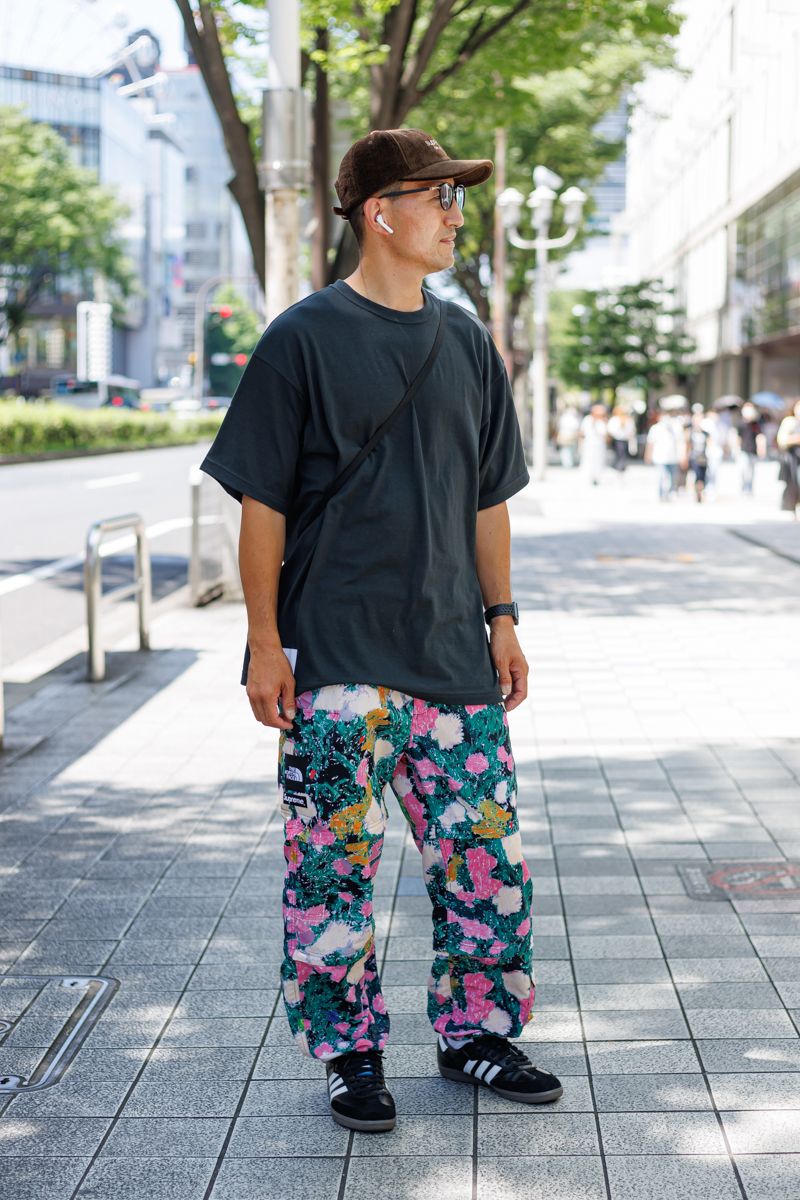 お手本にしたい花柄パンツのスタイリング a