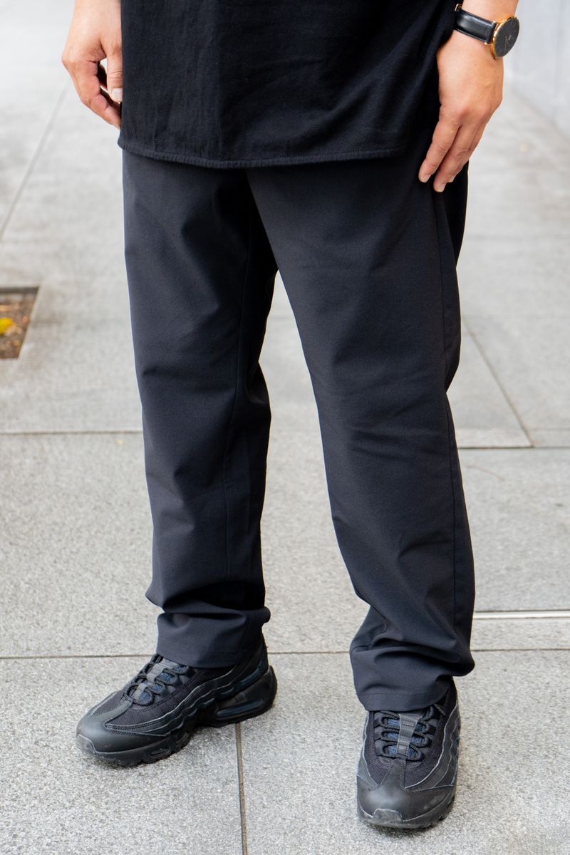 黒の装いにシルバーアクセが清涼感をプラス 髙橋孝大 6枚目の写真