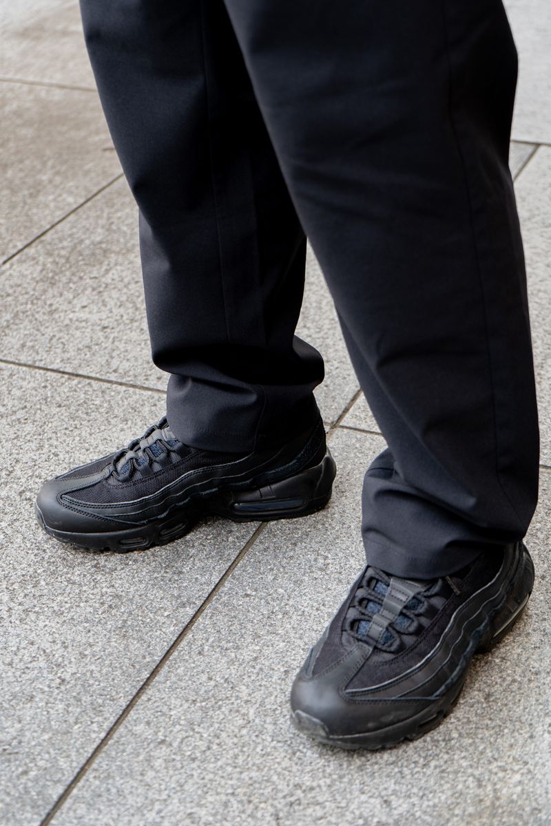 黒の装いにシルバーアクセが清涼感をプラス 髙橋孝大 8枚目の写真