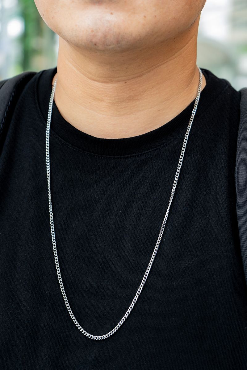 黒の装いにシルバーアクセが清涼感をプラス 髙橋孝大 3枚目の写真