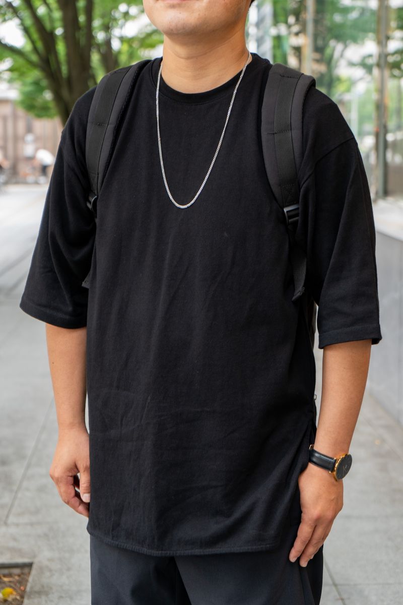 黒の装いにシルバーアクセが清涼感をプラス 髙橋孝大 4枚目の写真