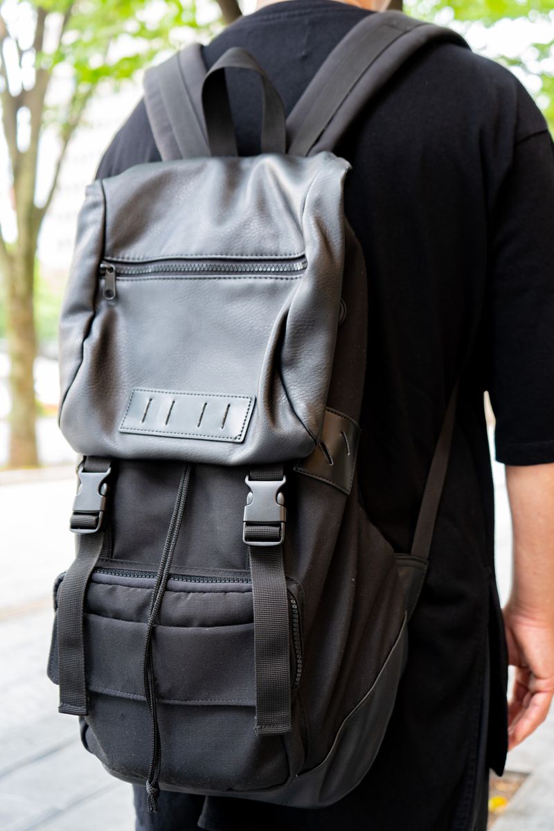 黒の装いにシルバーアクセが清涼感をプラス 髙橋孝大 5枚目の写真