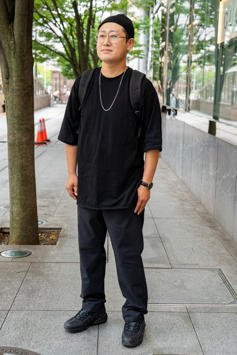 黒の装いにシルバーアクセが清涼感をプラス 髙橋孝大