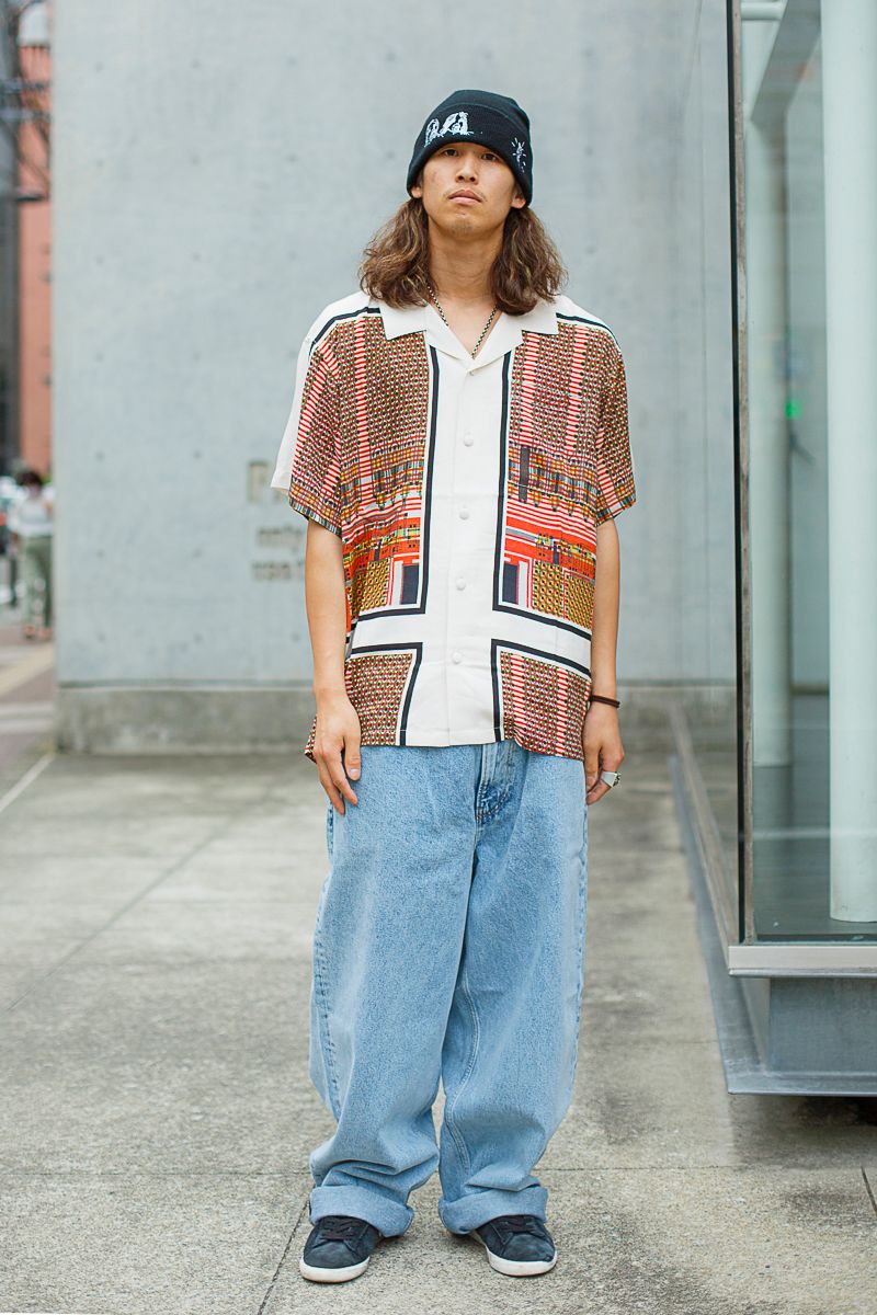 柄シャツをゆるデニムでストリートに着こなす 和田紘樹