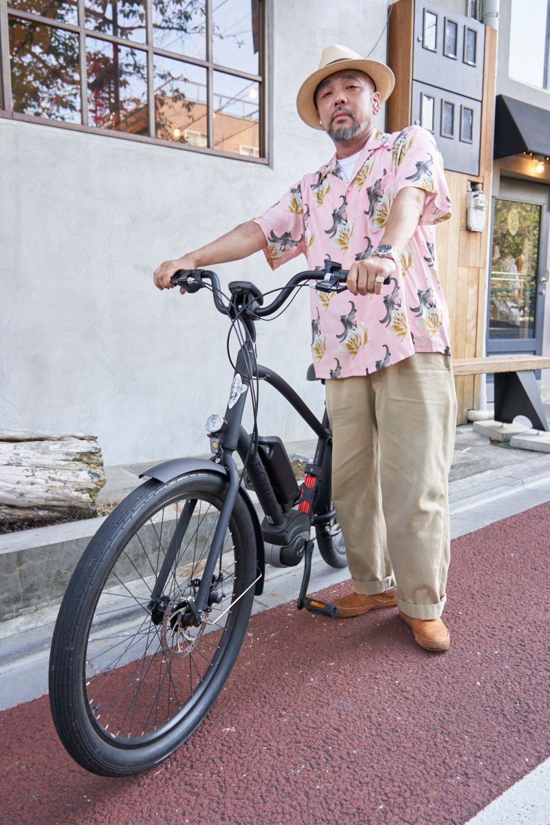 花柄がポイントの色鮮やかなサマーコーデ 鈴木健太郎