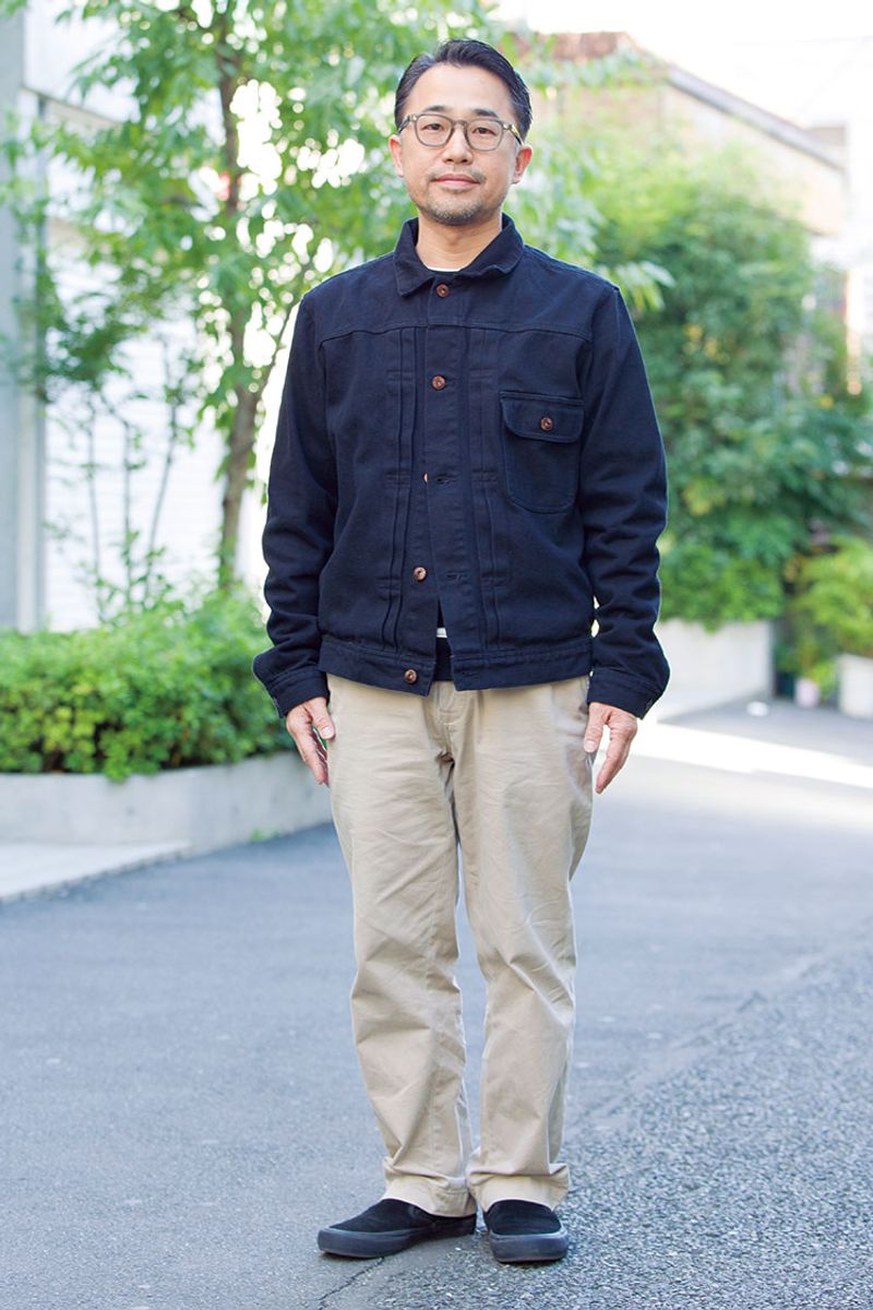 パッと見、”普通”と侮るなかれ。足元の丈とチョイスをご覧あれ！ 丸山佳郎