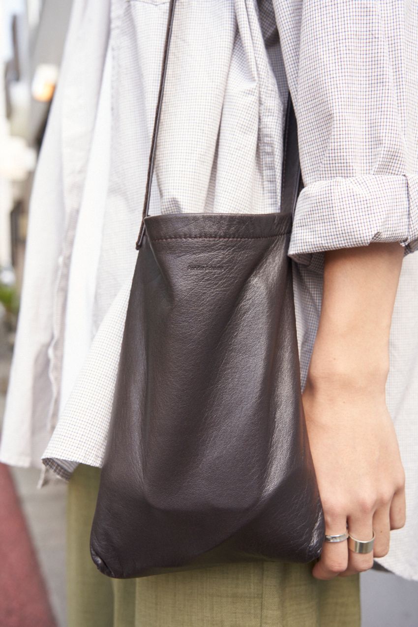 武骨で洗練された人気カラー「白×オリーブ」。街角の人はコーデにどう取り入れてた？ - 6枚目の画像