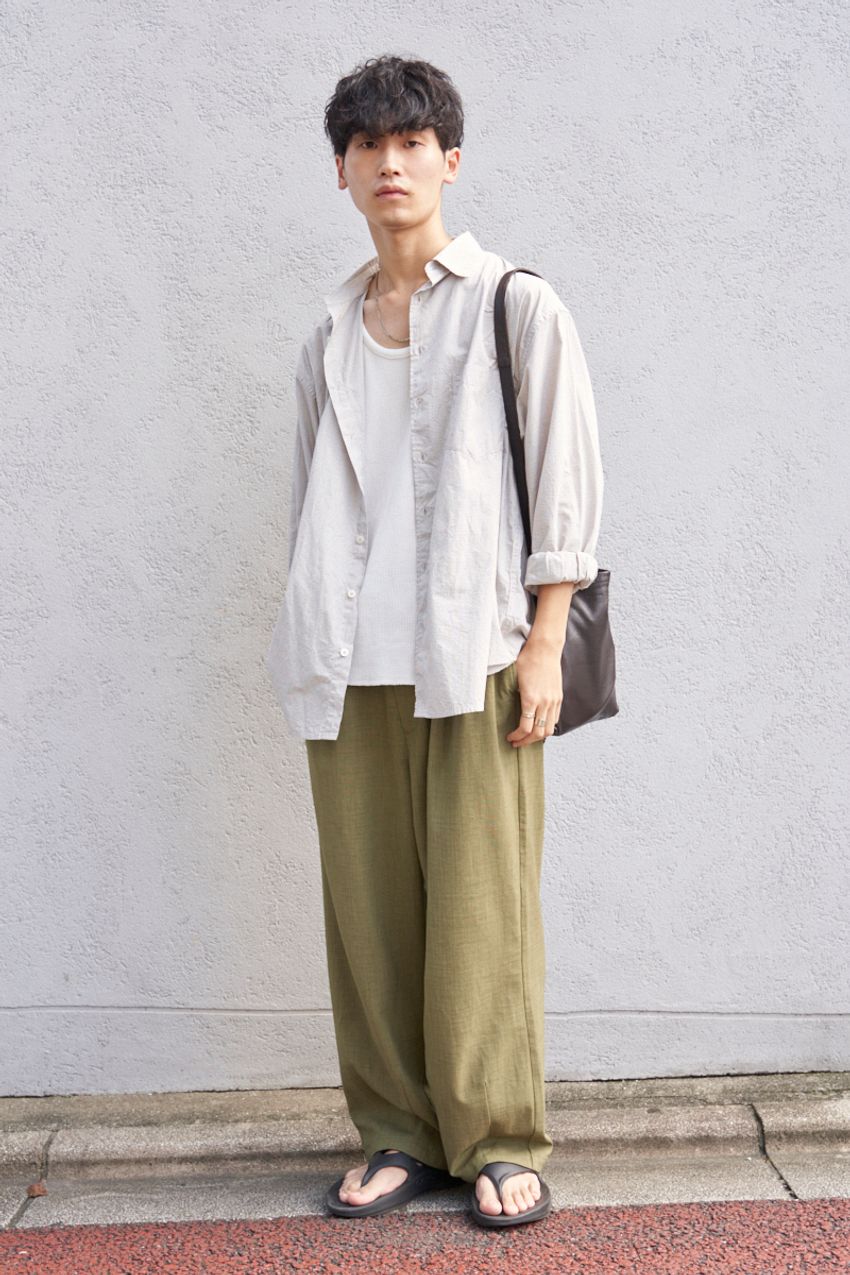 武骨で洗練された人気カラー「白×オリーブ」。街角の人はコーデにどう取り入れてた？ - 5枚目の画像