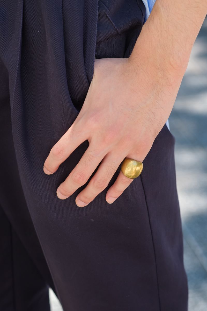 シャツのたすき掛けで魅せるブルーonブルー 笠原圭登 5枚目の写真