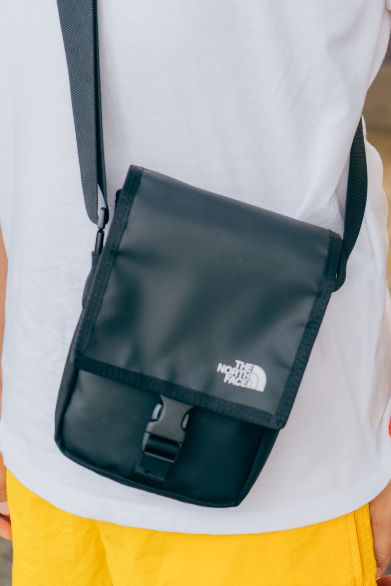 帽子ロゴのブルーと黄色のショーツが好相性 工藤成司 4枚目の写真