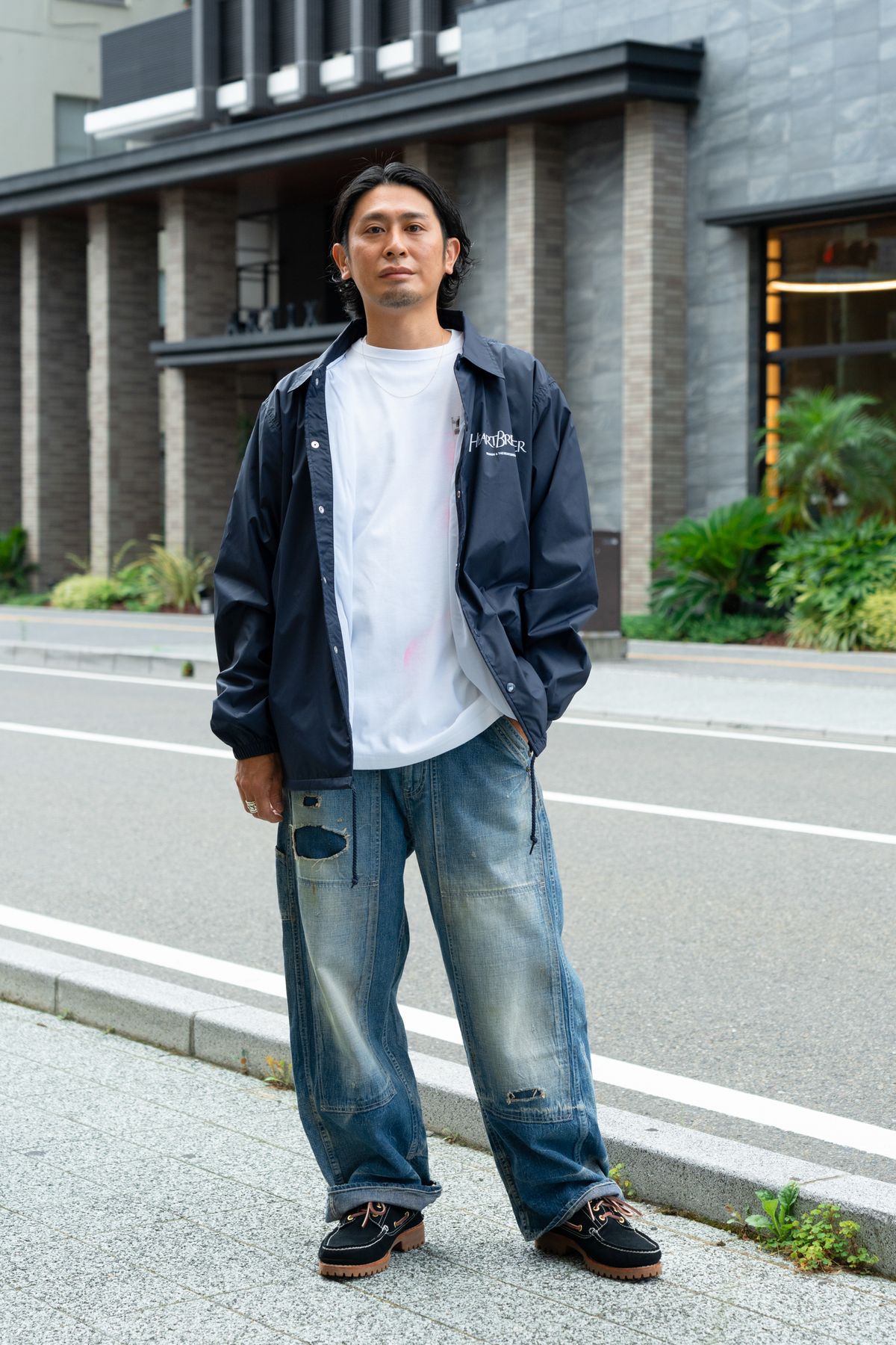 ジャケット=ベドウィン & ザ ハートブレイカーズ Tシャツ=ヴォー×サンデースラム デニム=アナクロノーム シューズ=ティンバーランド アクセサリー=ホーボー リング=クロムハーツ 腕時計=セイコー