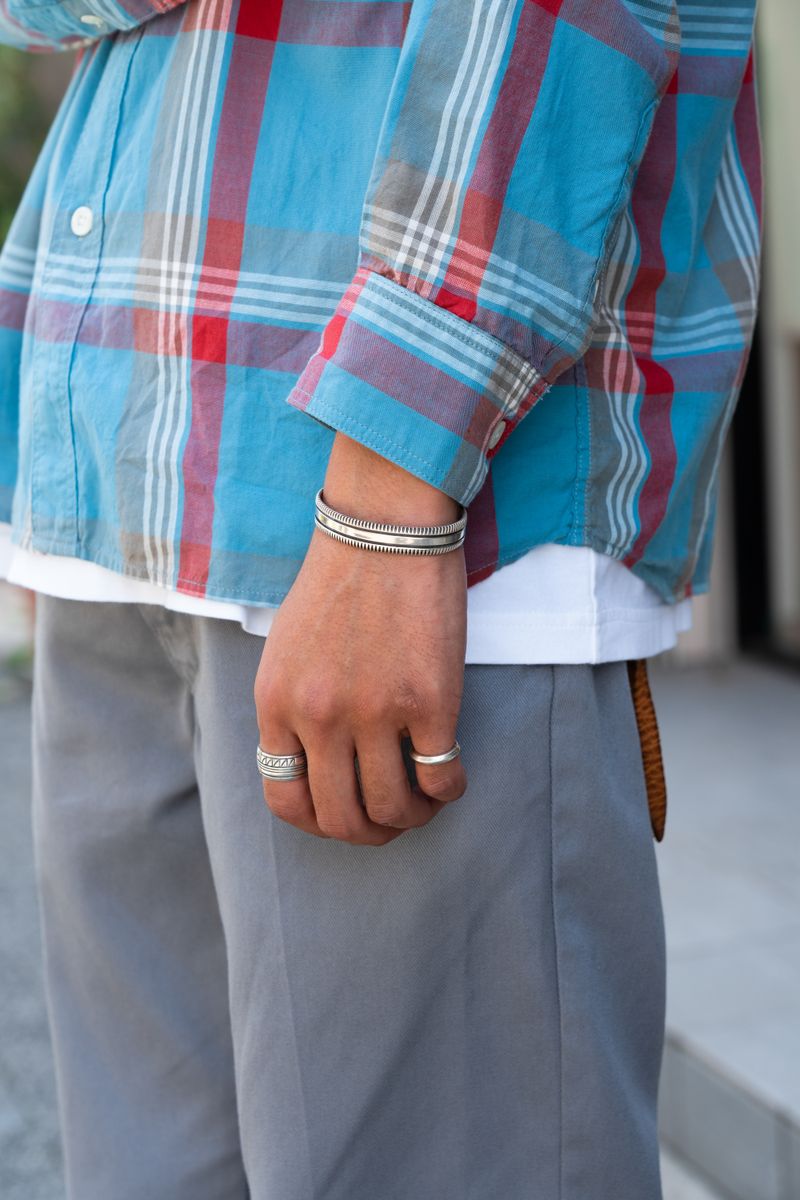 オリジナル生地のシャツをさりげなく着こなす 山城真一 3枚目の写真