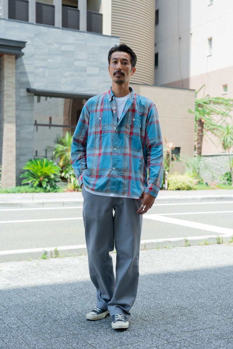 オリジナル生地のシャツをさりげなく着こなす 山城真一