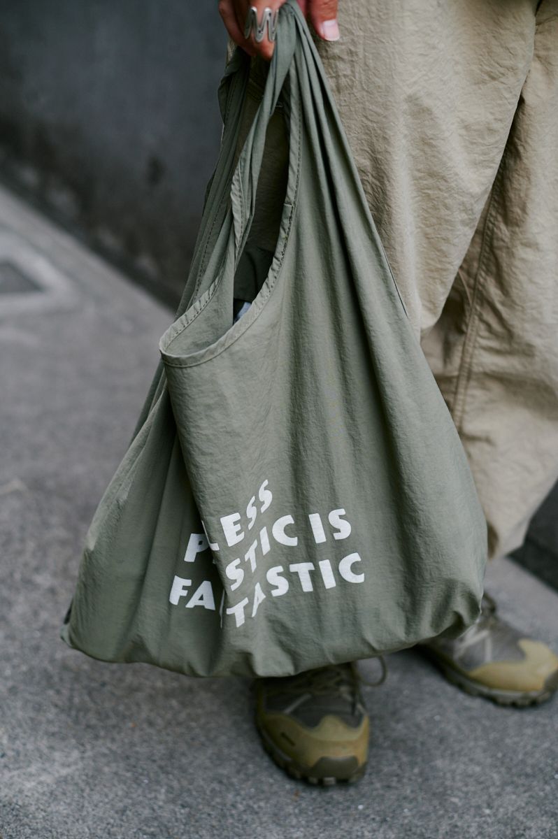 小物使いが光るシティライクなアウトドアコーデ 加藤寿弥 6枚目の写真