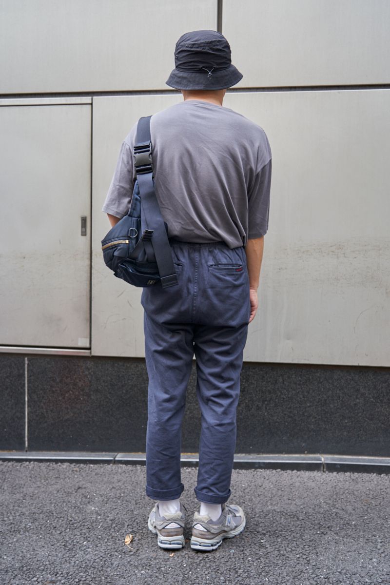 秋の気配を感じさせるグレーの同系色コーデ 北山克典 2枚目の写真