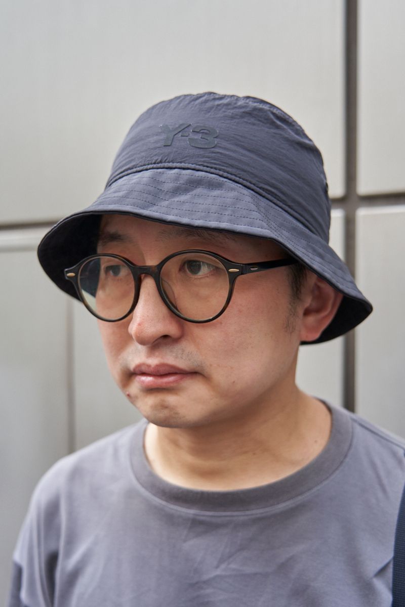 秋の気配を感じさせるグレーの同系色コーデ 北山克典 3枚目の写真