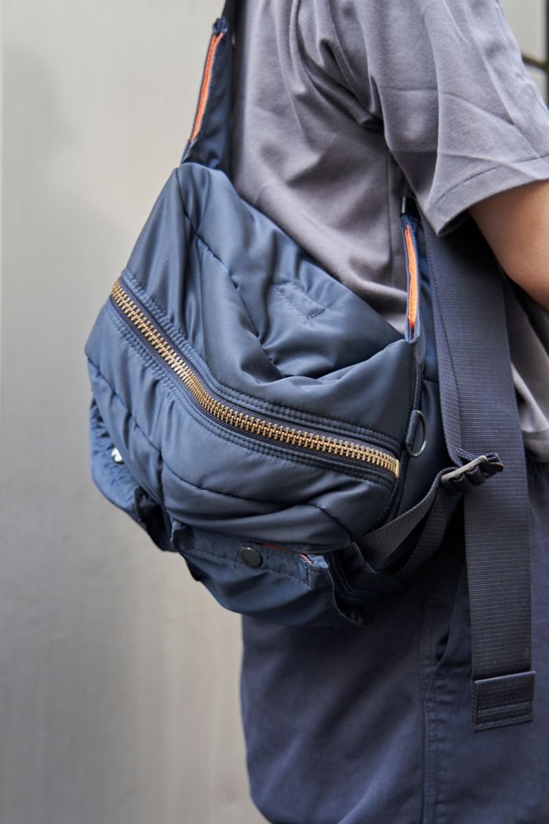 秋の気配を感じさせるグレーの同系色コーデ 北山克典 4枚目の写真