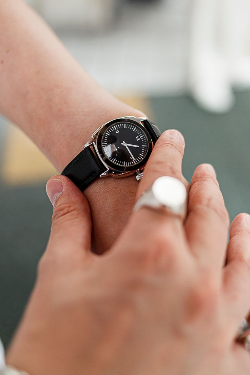 シンプル＆上質で男女問わず人気「アエタ」のバッグ。街では“小ぶりタイプ”がコーデしやすいと好評 - 6枚目の画像