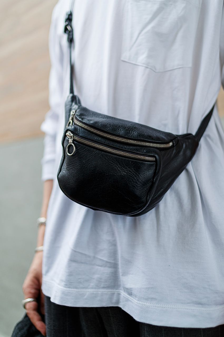 シンプル＆上質で男女問わず人気「アエタ」のバッグ。街では“小ぶりタイプ”がコーデしやすいと好評 - 7枚目の画像