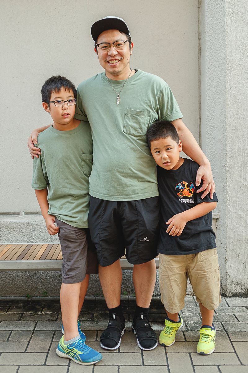 サンダル×靴下は黒で揃えれば挑戦しやすい 佐藤秀賢