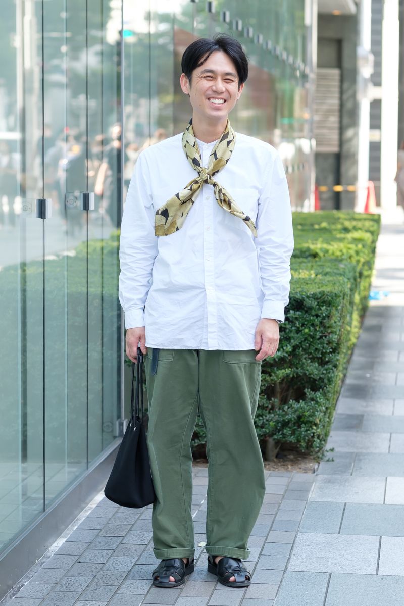 白シャツのアクセントにスカーフをチョイス 濱﨑大介