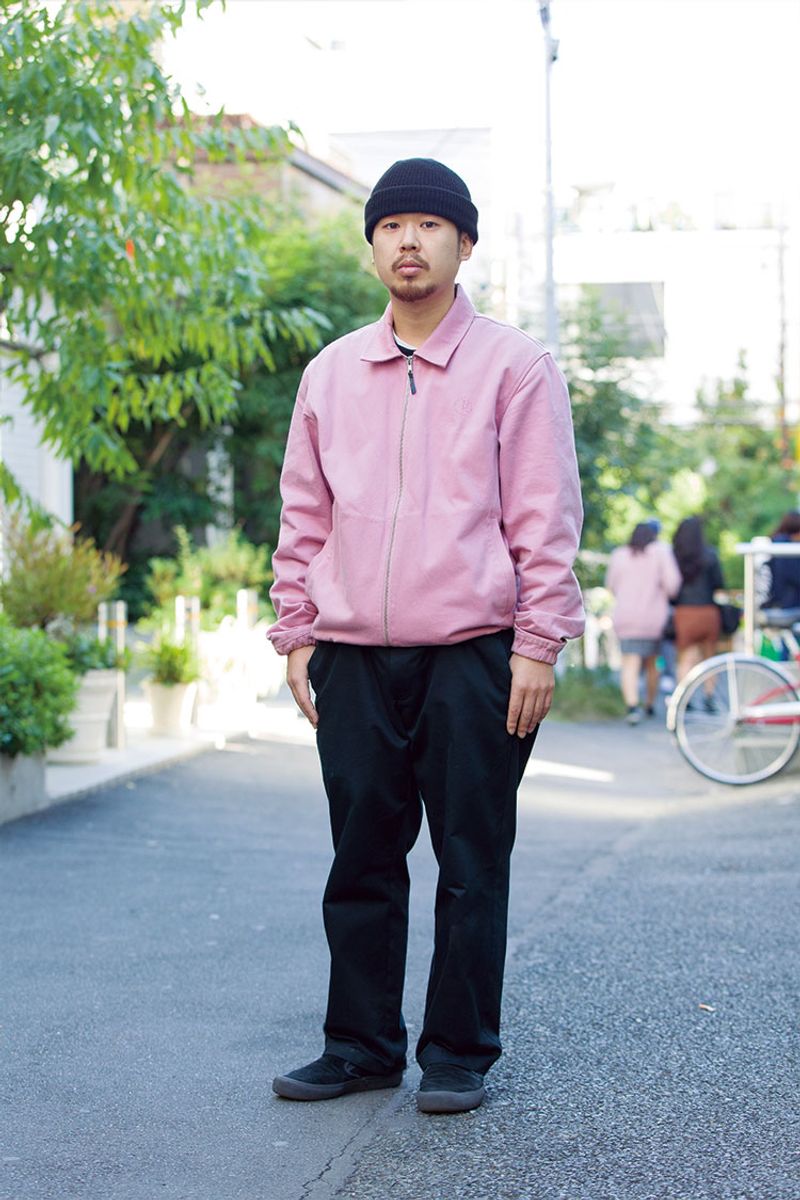 ピンクを主役に、黒で脇を固める。配色の秀逸さが際立つコーディネート 用松誠司