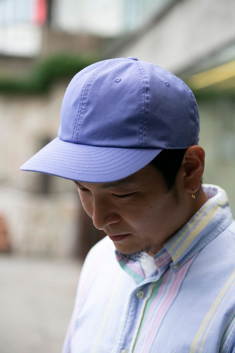 キャップとシャツでパープルカラーを使いこなす 羽田健作 2枚目の写真