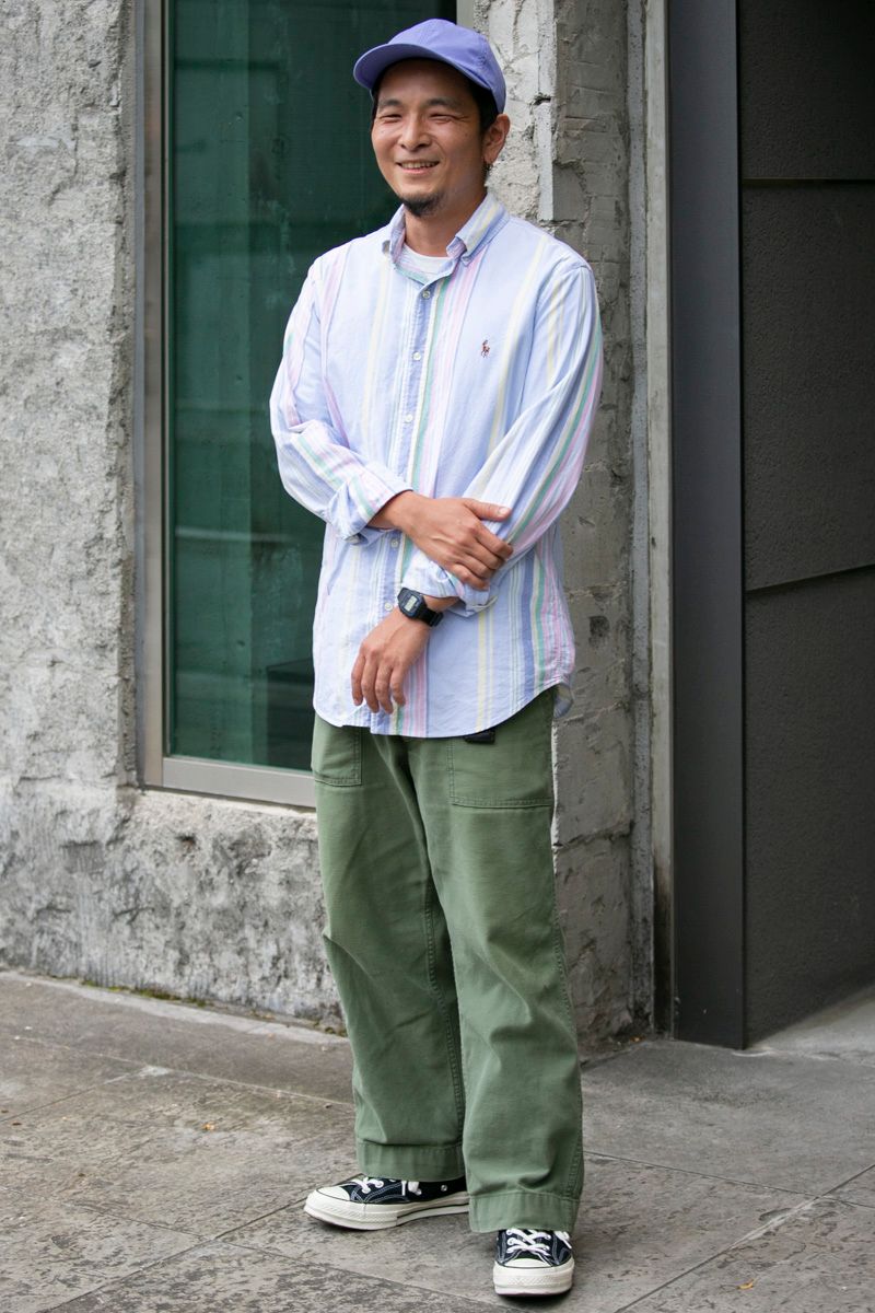 キャップとシャツでパープルカラーを使いこなす 羽田健作