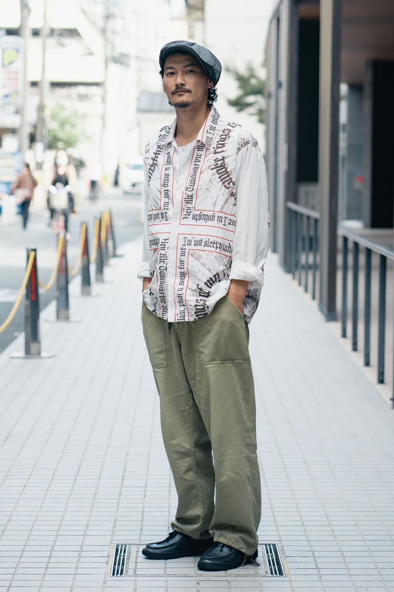 ミリタリーと柄シャツで魅せる余裕な遊び心 