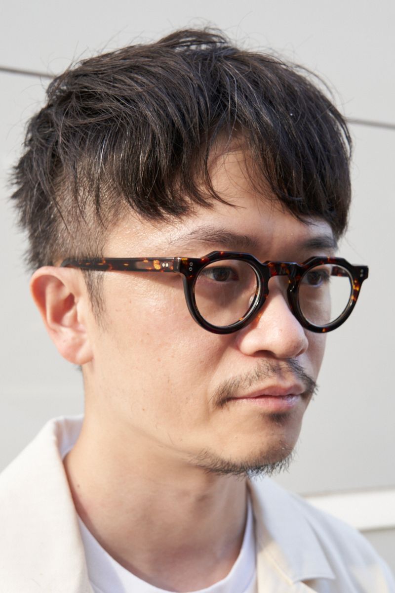 新調した眼鏡に合わせたワントーンコーデ 須山一成 3枚目の写真