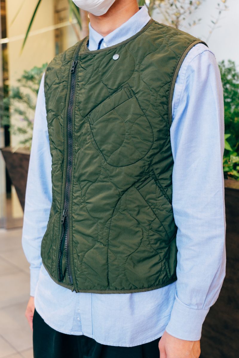 キルティングベストで新鮮なシャツコーデ 遊佐竜海 3枚目の写真