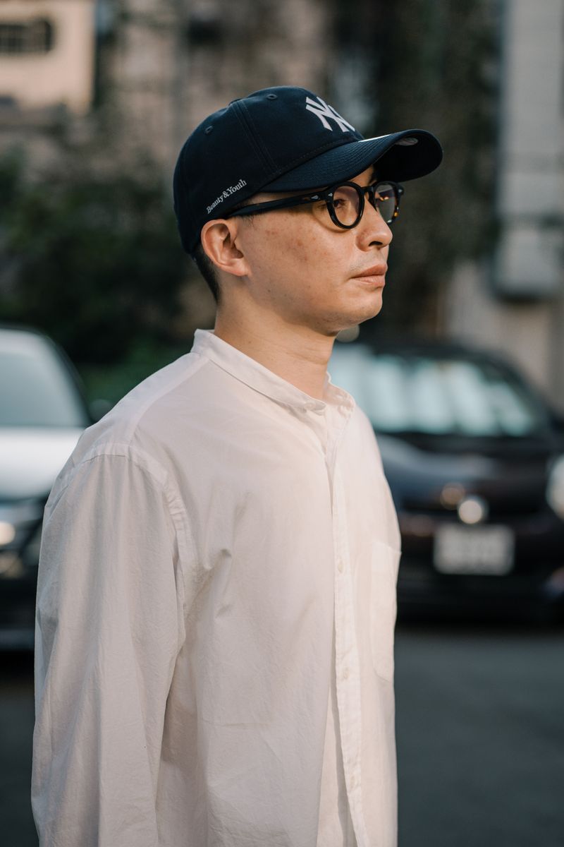 白シャツ×カーゴパンツの相性バツグンコーデ 下村剛史 3枚目の写真