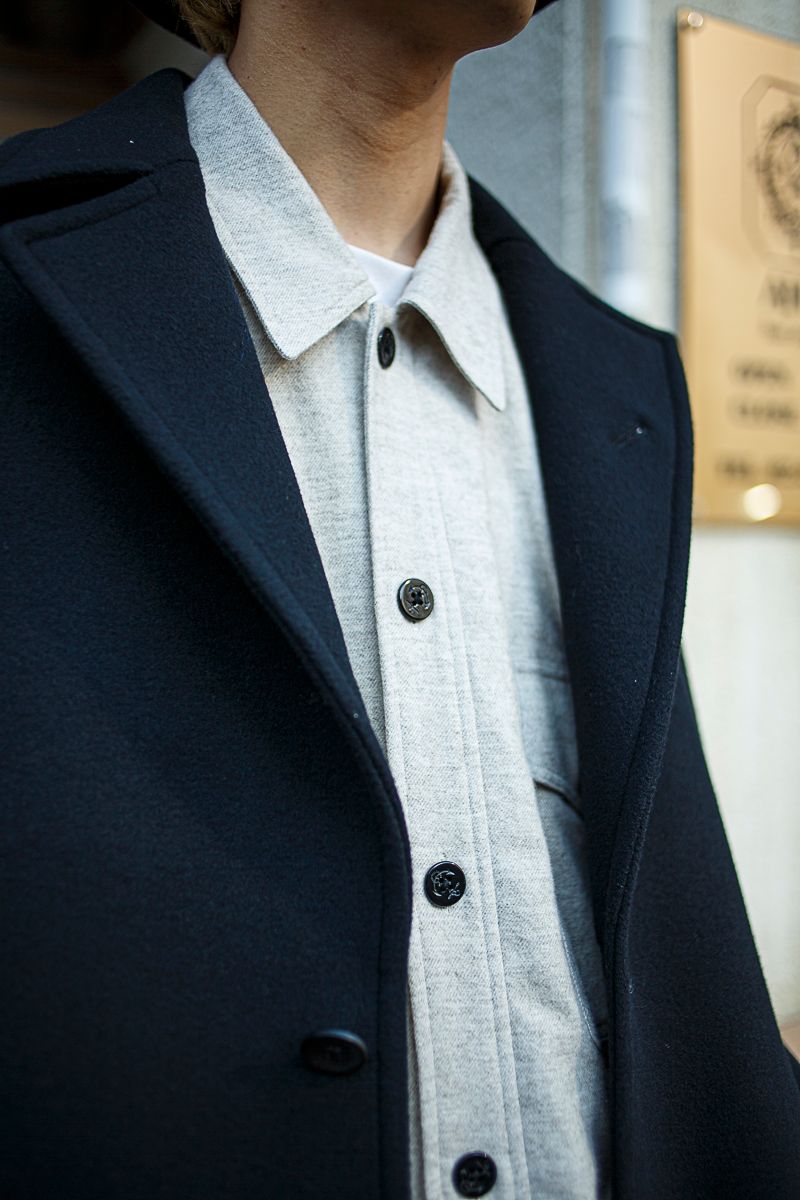 所作やコーデが映えるサイド開きのコート 神足和志 4枚目の写真