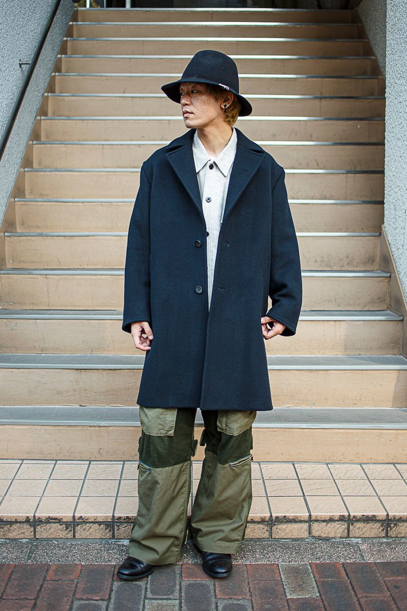所作やコーデが映えるサイド開きのコート 神足和志