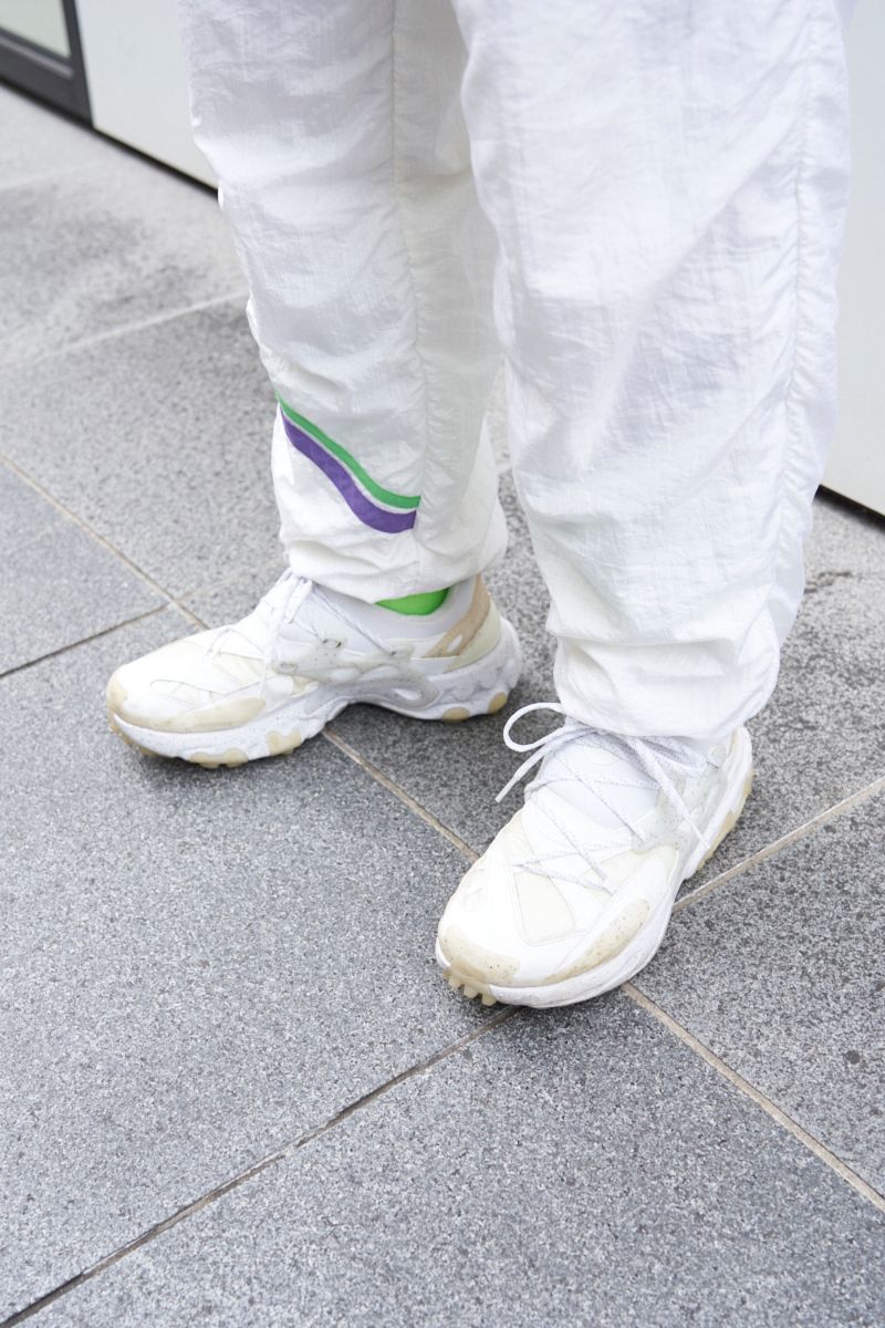 白の爽やかセットアップ＋小物も色を統一 守田圭佑 6枚目の写真