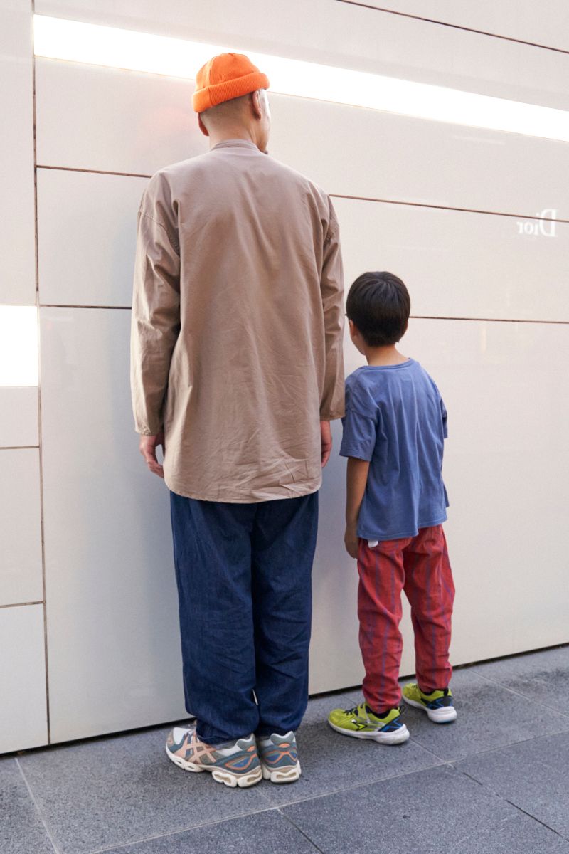 シャツ＆ニット帽とスニーカーの色つなぎ 間橋佑太 2枚目の写真