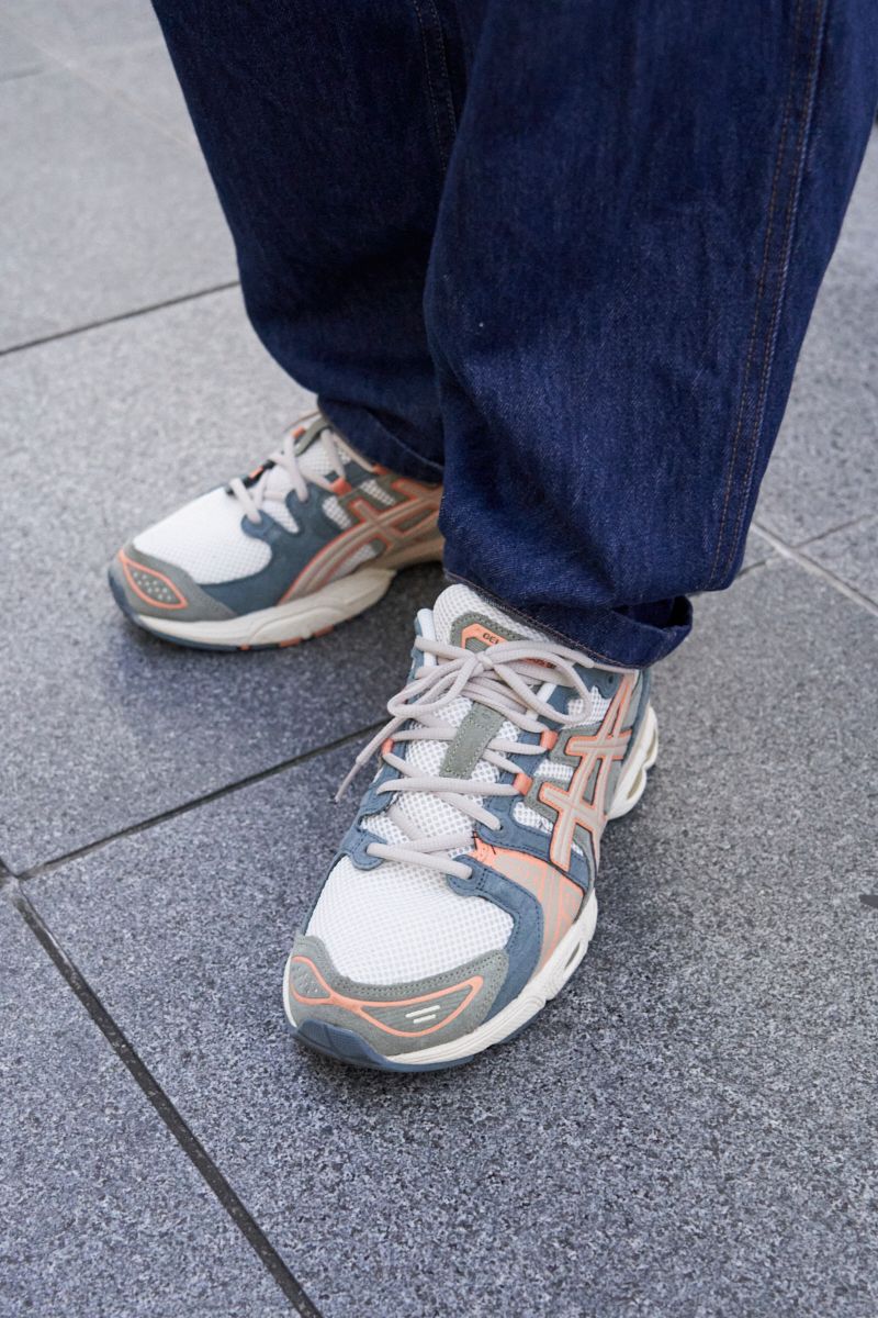 シャツ＆ニット帽とスニーカーの色つなぎ 間橋佑太 4枚目の写真