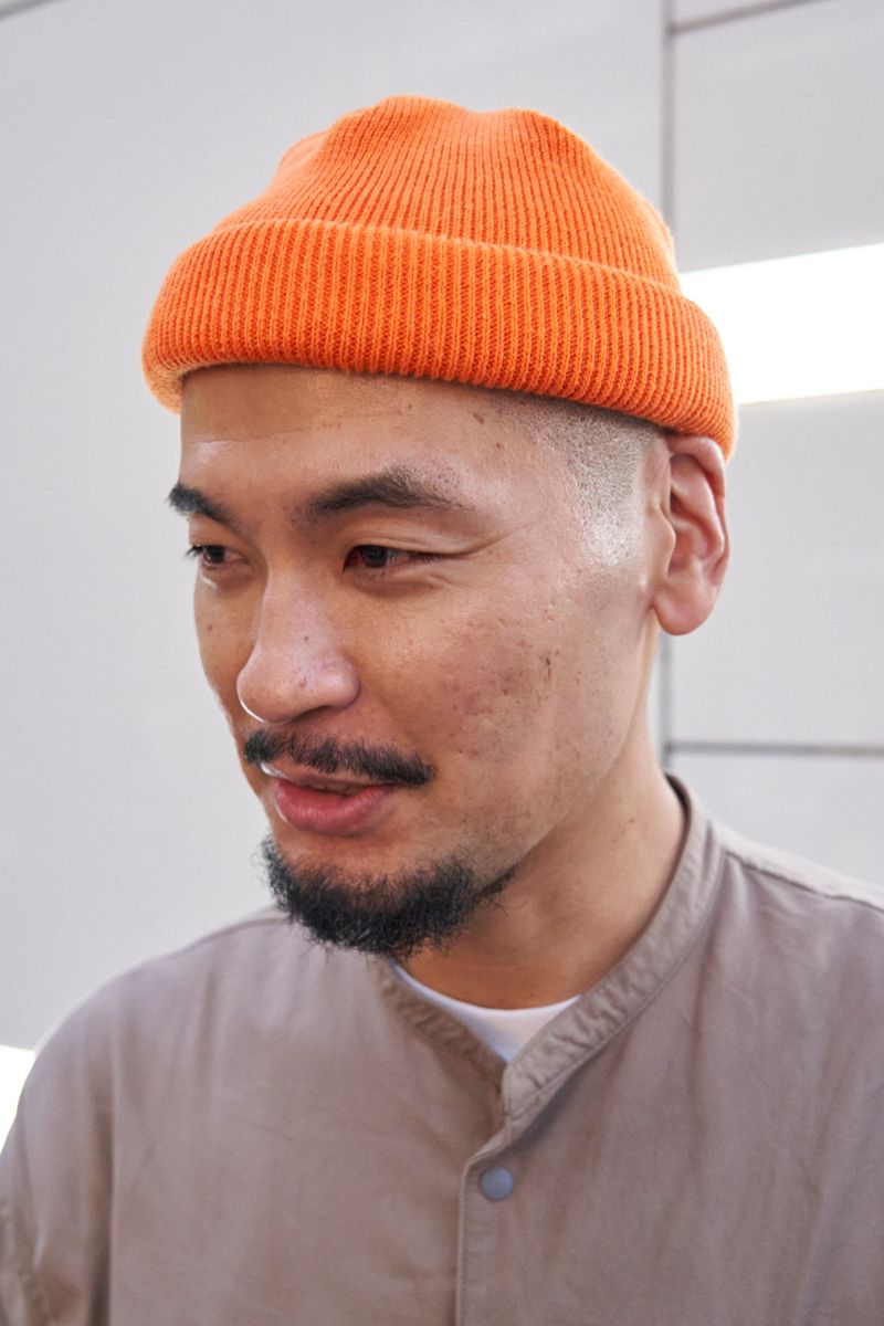 シャツ＆ニット帽とスニーカーの色つなぎ 間橋佑太 3枚目の写真