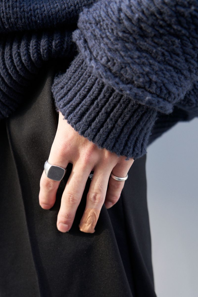 個性派ニットとグリーンのバッグは相思相愛 藤田 敦 5枚目の写真